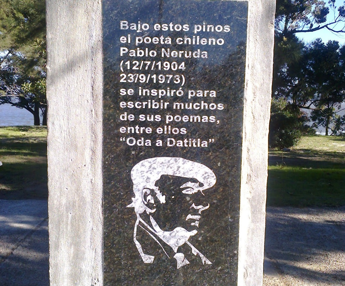 Placa en homenaje a Neruda