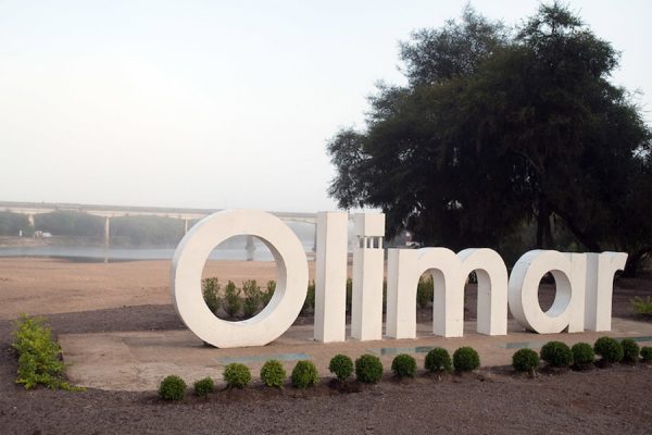 RIO OLIMAR. Treinta y Tres, 24/03/2016. En la foto, cartel, playa y puente sobre  la ruta 8.
URUGUAY / MONTEVIDEO / 2016
Foto: Ricardo Antúnez / adhocfotos
día: miercoles
www.adhocfotos.com